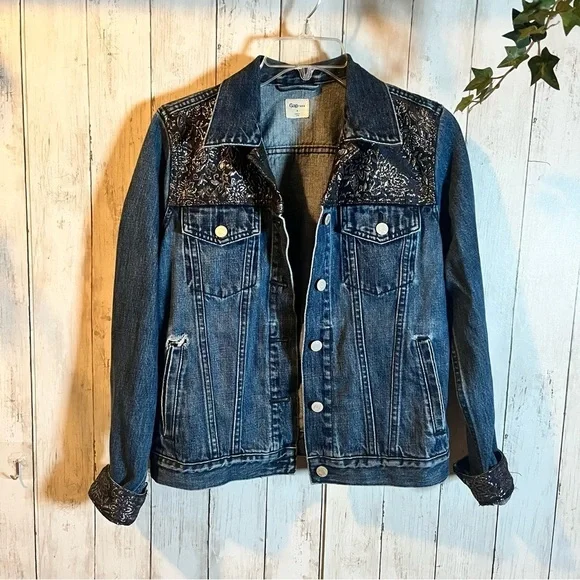 Gap 1969 women’s blue Jean jacket with black floral size small - Picture 1 of 8